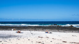 Kanarian viranomaiset yrittävät pelastaa rannan, jolta turistit varastavat ”popcorn-hiekkaa”