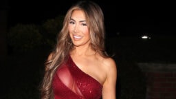 Geordie Shore -tähti Chloe Ferry kävi Suomessa – poseeraa bikineissä lumihangessa