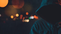 Mies tulkitsi alaikäisen asiakaspalvelijan käytöksen väärin ja aloitti vainoamisen – ilmestyi salaisen osoitteen ovelle toisessa kaupungissa