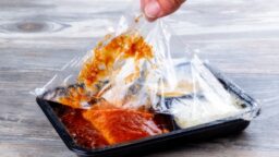 Hälyttävä raportti valmisaterioista – järkyttävä määrä mikromuovia ja myrkyllisiä kemikaaleja