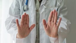 Kaleva: ”Mikään muu potilasryhmä ei ole niin haastava ja pelottava” – lääkärit huolissaan uhkailun lisääntymisestä