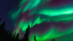 Viikonloppuna kannattaa tähyillä taivaalle: upeita revontulia odotettavissa