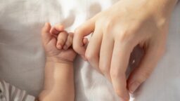 Shokeeraava tilanne videolla – mies yritti kidnapata taaperon suoraan äidin käsistä