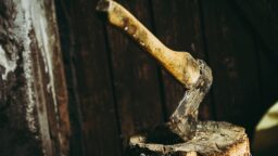 Vanhukset taistelivat verisesti – 98-vuotias nainen huitaisi 76-vuotiasta naista kirveellä