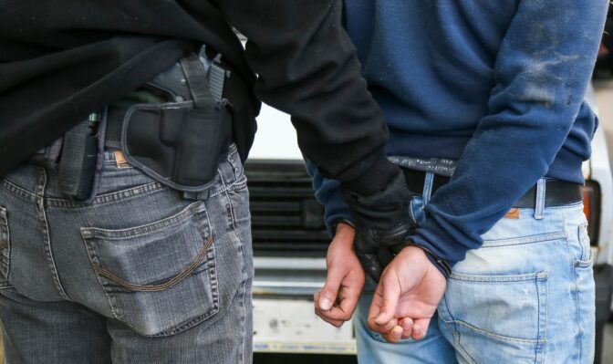 Poliisioperaatio Alppilassa: useita partioita paikalle – kolme miestä otettiin kiinni