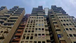 Järkyttävä tragedia: Vanhemmat veivät lapsiltaan puhelimen – kolme sisarusta hyppäsi parvekkeelta