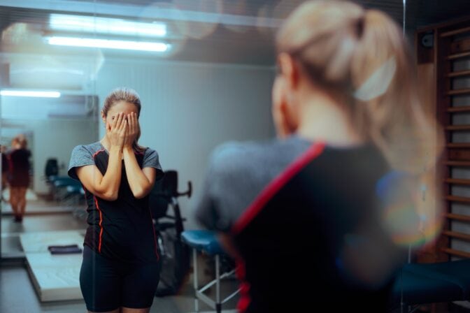 Ketään ei kiinnosta mitä muut tekevät kuntosalilla – tämä video todistaa