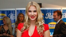 Raskaana oleva ex-missi julkaisi rantakuvia – muhkea vatsa vei huomion