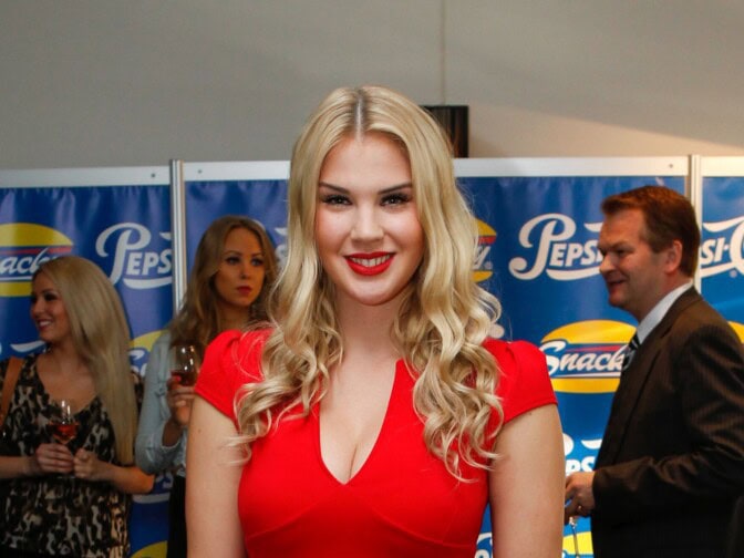 Raskaana oleva ex-missi julkaisi rantakuvia – muhkea vatsa vei huomion