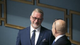 ”Ei ollut koiraa eikä asetta mukana, joten usutin rouvan kimppuun” – kansanedustaja keskeytti rajun väkivaltatilanteen