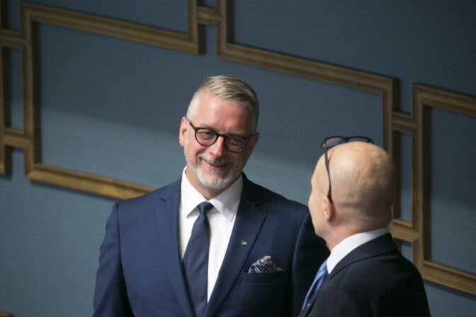 ”Ei ollut koiraa eikä asetta mukana, joten usutin rouvan kimppuun” – kansanedustaja keskeytti rajun väkivaltatilanteen