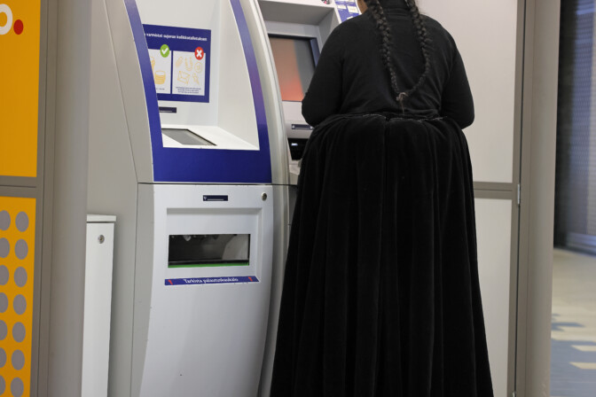 ”Ihmisiä ei tulisi rekisteröidä etnisin perustein” – Juho Eerola kritisoi romaneille maksettavia ”hamerahoja”