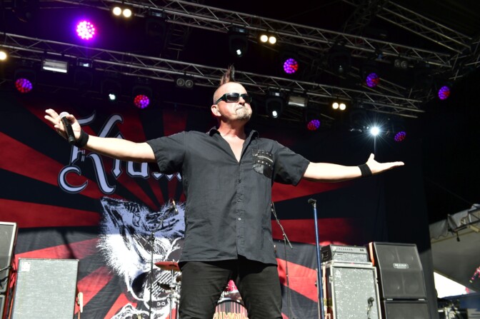 Suosikkiyhtyeen laulaja esiintyi humalassa – ”Anteeksi kaikille läsnäolijoille”