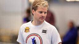 ”Etova ja oksettava” tunkeilija piinaa radiojuontajaa – ei voi enää mennä terassilleen