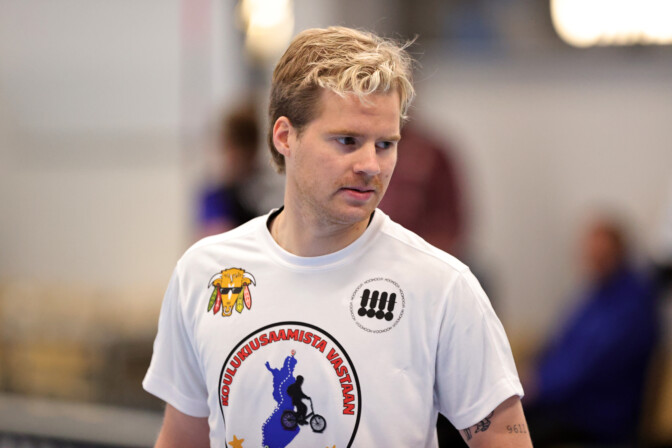 ”Etova ja oksettava” tunkeilija piinaa radiojuontajaa – ei voi enää mennä terassilleen