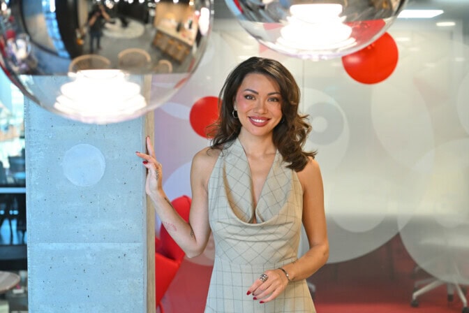 ”Ostin kodin mun hiton puhelimella verkkareissa kotisohvalla” – Shirly Karvisen pankkitililtä lähti kuusinumeroinen summa