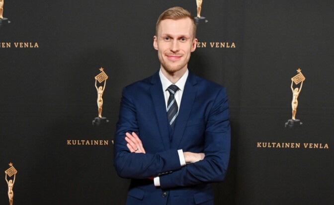 Roni Bäckin iljettävä paljastus: ”Ilman aluslakanaa”