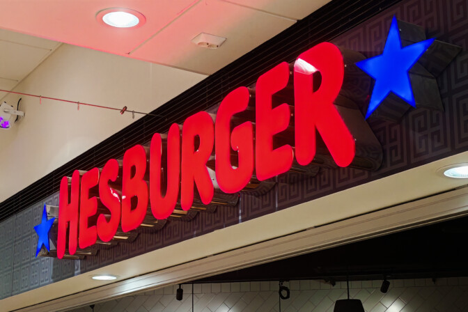”Myrkkyä tyrkyllä” – Hesburger vaihtaa Coca-Colan sokerittomaan: someraivo roihahti