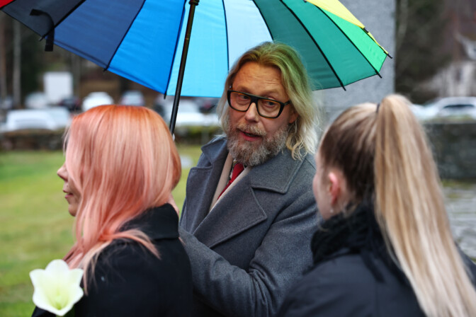 ”Kaikki miehet on vähän sikoja” – Kimmo Vehviläinen tuomitsee kourimisen