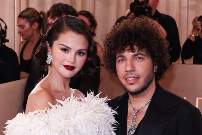 Selena Gomez yllätti kesken kuvausten – suuteli aviomiehensä paljaita varpaita