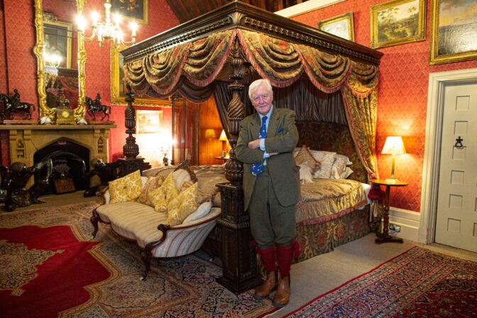 Muistatko morsianta etsivän eksentrisen aristokraatin? Nyt hänet kahlittiin ventovieraaseen ja kaikki pillastuivat