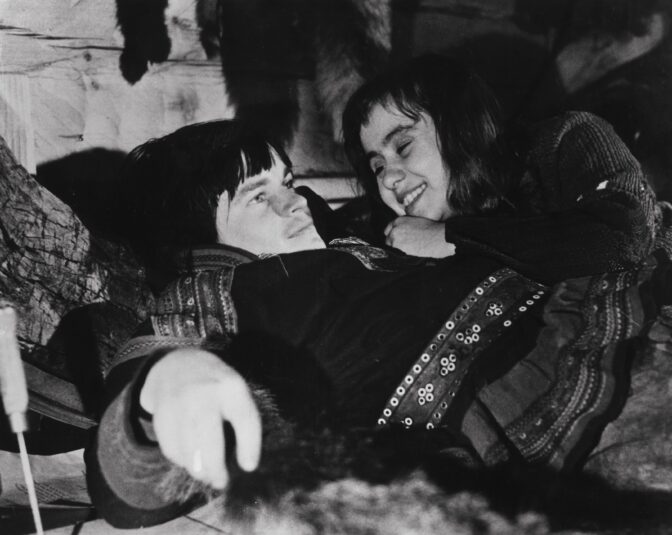 ”Terve vasikka paloiteltiin oikeasti” – Rauni Mollbergin julmat ohjausmetodit sisälsivät väkivaltaa ihmisiä ja eläimiä kohtaan