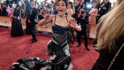 ”Olet mies ja käyt käsiksi naiseen” – Oscar-gaalan kulisseista leviää video: näyttelijä syyttää työntekijää väkivallasta