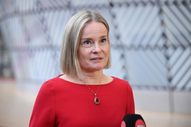 HS: ”Se oli jo avattu” – Riikka Purra toimi vastoin ministeriohjetta ja otti ökylahjan vastaan – erikoinen perustelu