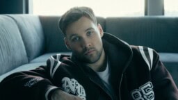 ”Ahti on se poitsu!” – räppäri paljasti asuvalinnallaan olevansa se, josta Sanni laulaa