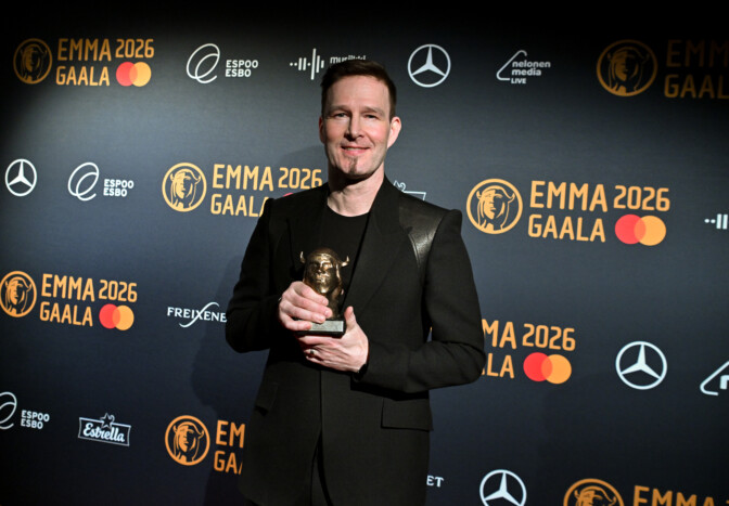 Daruden harvoin julkisuudessa nähty vaimo edusti upeassa nahkamekossa