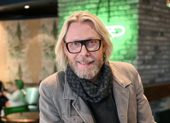 Kimmo Vehviläinen jälleen kohun keskellä – kiihkeät kommentit naisten saunomisesta saivat somen kiehumaan