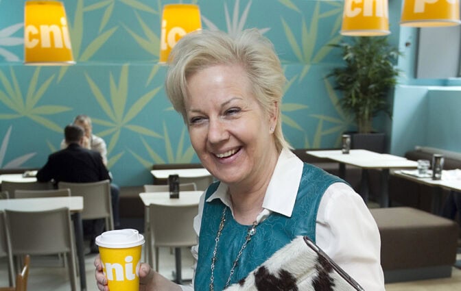 ”Härski ämmä” – kokoomuspoliitikon lähes 15 vuotta jatkunut tuhansien eurojen kuukausittainen tuki herättää raivoa