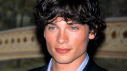 Takavuosien hittisarja Smallvillen päätähti näyttäytyi punaisella matolla – tunnistaisitko?