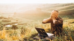 US: ”Viedäänkö meiltä viimeinenkin jousto?” – työntekijät kuohuvat lomauudistuksesta