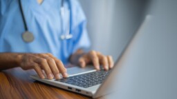 Lähihoitaja katseli luvatta kuolleiden lasten ja tuttujensa potilastietoja – posketon selitys oikeudessa