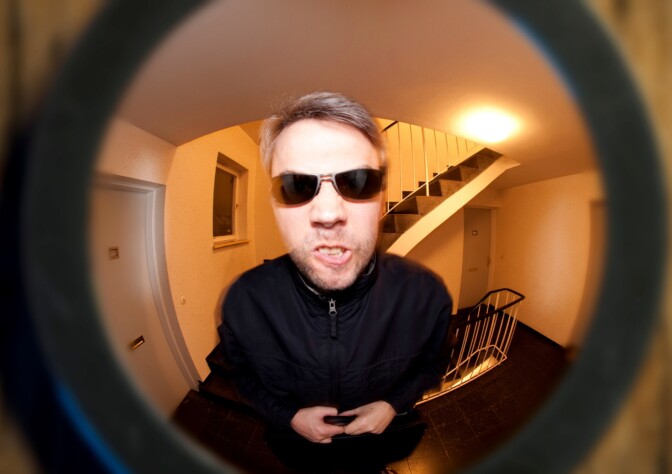 Jos ovellesi ilmestyy ”tarkastaja”, laita ovi kiinni ja soita poliisille