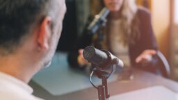 Ylen juontaja luuli mikrofoninsa olevan kiinni –puhui rasistisesti suorassa lähetyksessä