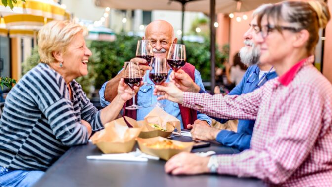 Yllättävä hyvinvointikikka: Ystävät pidentävät elinikää enemmän kuin mikään superruoka