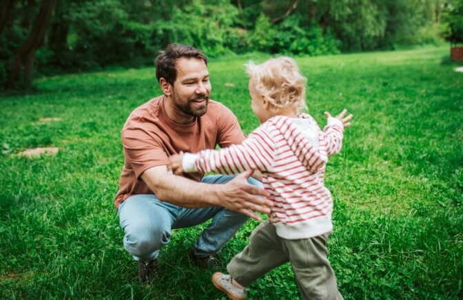 Isäksi tulemisella yllättävä vaikutus miesten tulotasoon
