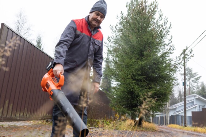 Hiekoitushiekkaa ei saa siivota lehtipuhaltimella – täällä siitä saa jopa sakot