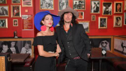 Meeri Koutaniemen ja Sami Yaffan persoonallinen taiteilijakoti on myynnissä