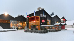 Yle: ”Jalattomassa kunnossa olevat kuljetetaan makuuasennossa” – humalaiset laskijat teettävät töitä Levillä