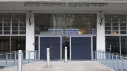 Mies paleltui kuoliaaksi parvekkeellaan – kaveri jätti hänet t-paidassa pakkaseen