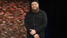 Kasmir myy kotitaloaan – uima-allasosasto hurjassa kuosissa