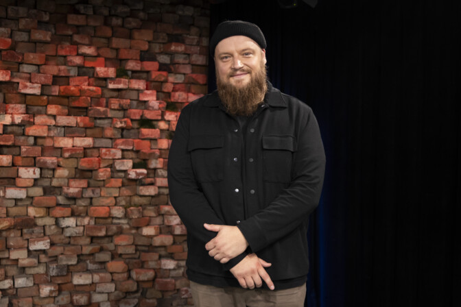 Kasmir myy kotitaloaan – uima-allasosasto hurjassa kuosissa