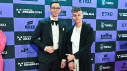 Tubettajaystävykset toistensa kurkuissa kiinni suorassa lähetyksessä