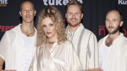 Elli Haloo puhkesi lavalla itkuun – yleisö auttoi laulamaan herkän kappaleen