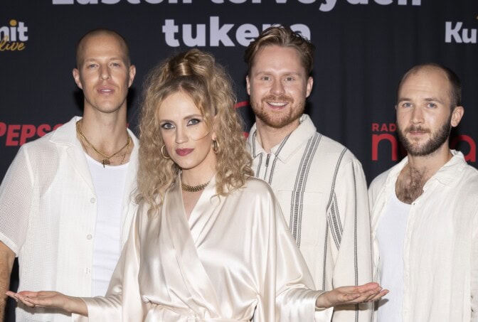 Elli Haloo puhkesi lavalla itkuun – yleisö auttoi laulamaan herkän kappaleen