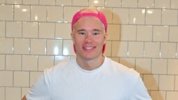 ”Missä liekinheitin?” – Mirella sai Jaakko Parkkalin vaihtamaan kappaletta ja se aiheutti ison reaktion