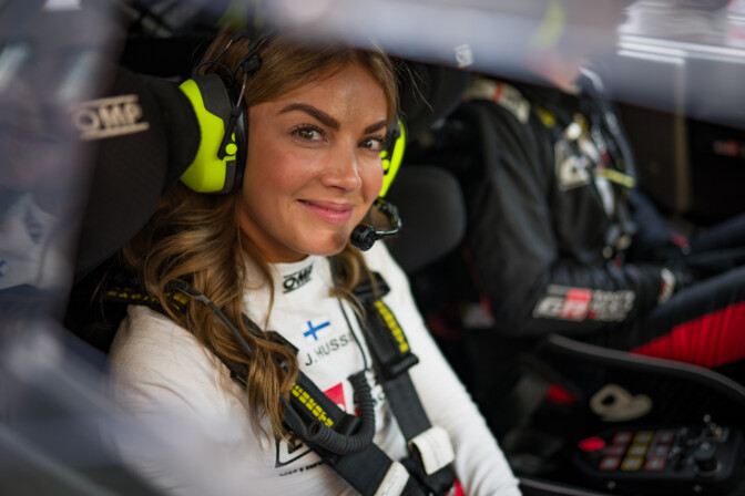 ”Tuuttasin koko naaman täyteen” – Janni Hussin kasvoille spermaa ja kuorinta-aineöverit